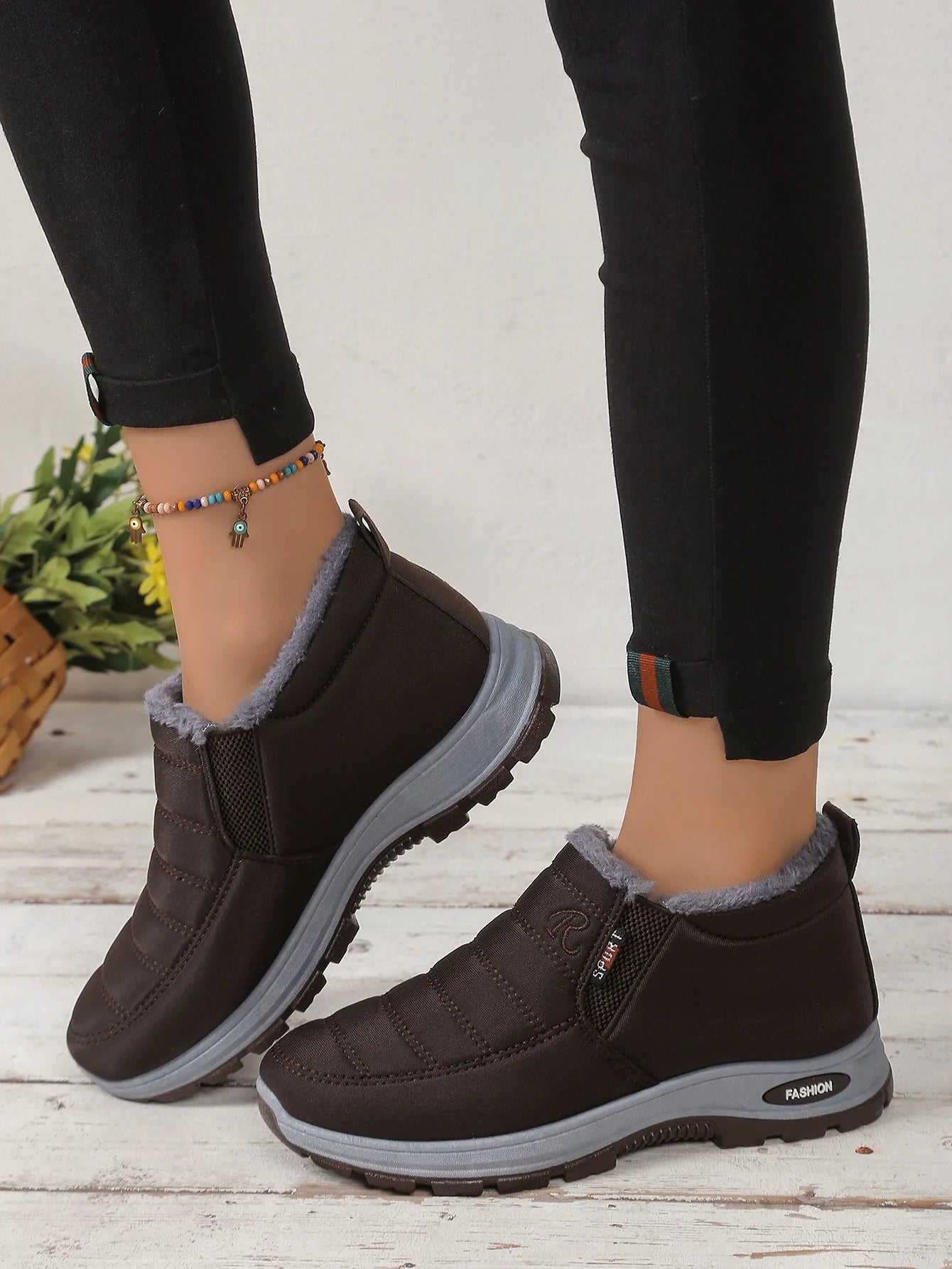 Men's and women's identical winter cotton shoes, warm snow boots, anti-slip and lightweight. Free shipping shoes.