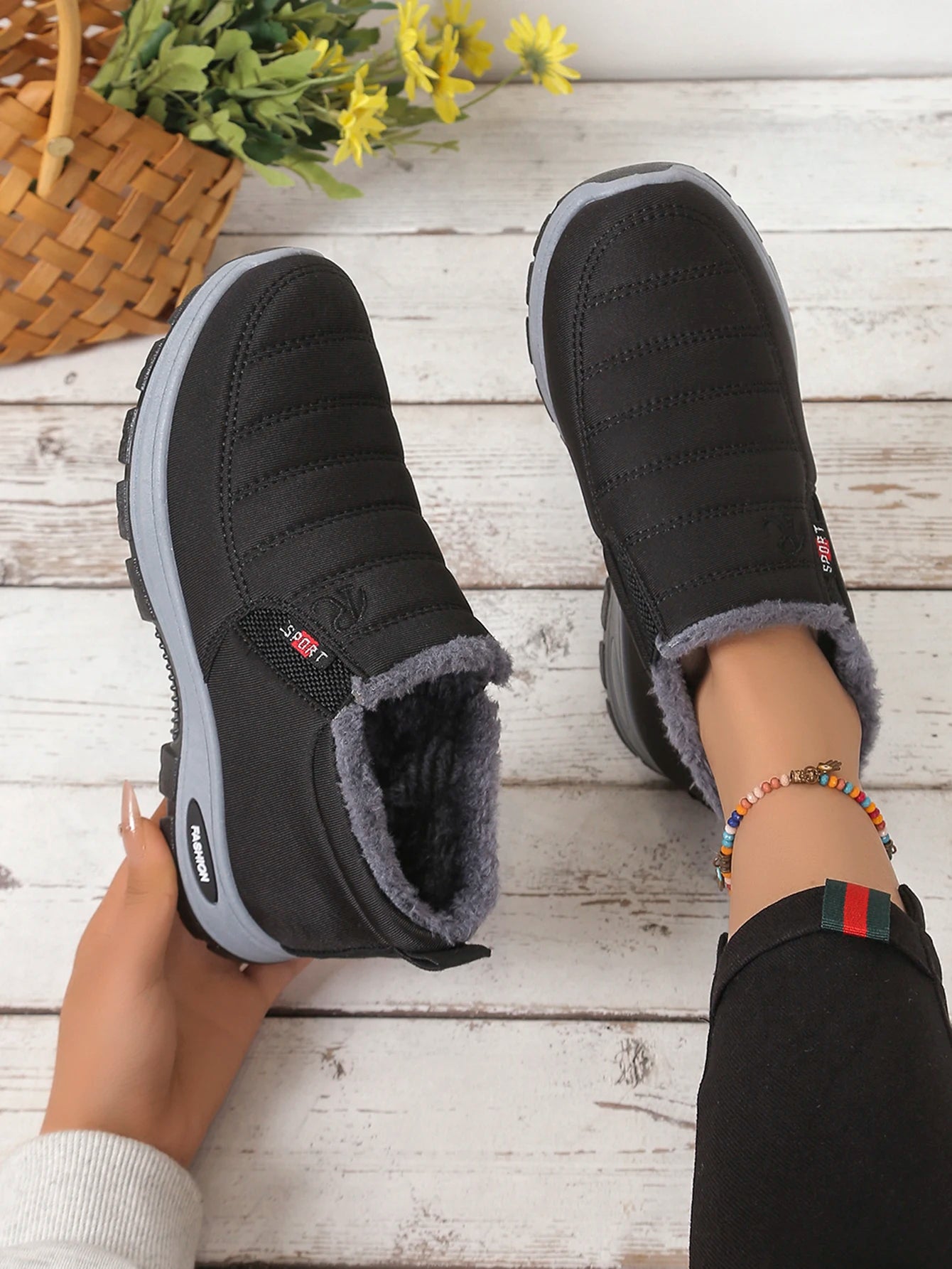 Men's and women's identical winter cotton shoes, warm snow boots, anti-slip and lightweight. Free shipping shoes.