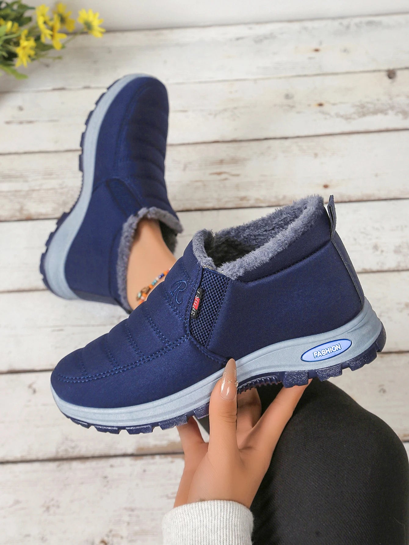 Men's and women's identical winter cotton shoes, warm snow boots, anti-slip and lightweight. Free shipping shoes.