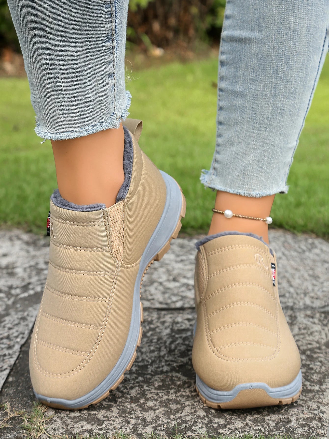 Men's and women's identical winter cotton shoes, warm snow boots, anti-slip and lightweight. Free shipping shoes.